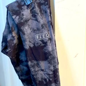 Fleo El Toro Pitch Dark 25” leggings, out of stock so grab these!